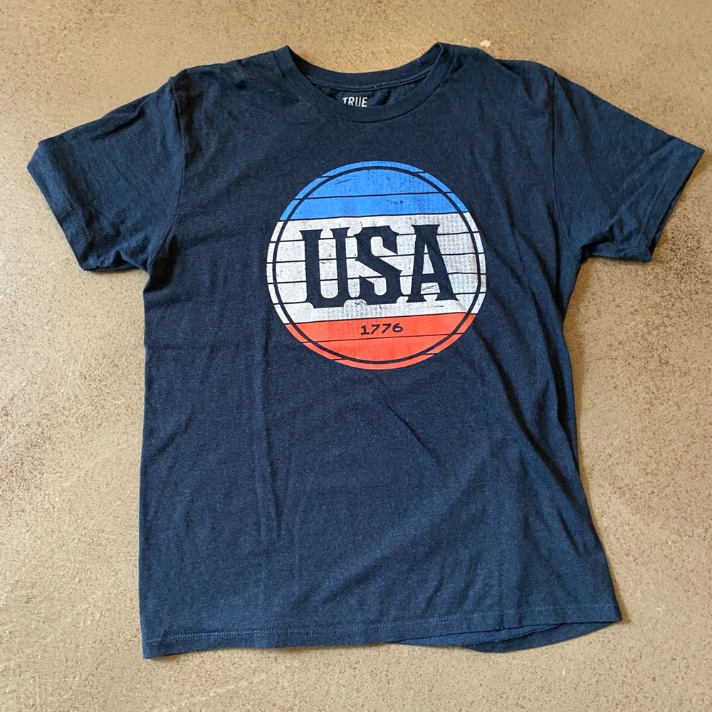 True craft lived in tee. Men’s medium.
